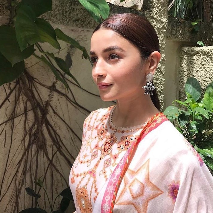 50+ Alia Bhatt Hairstyle Photos (2023) Haircut - TailoringinHindi