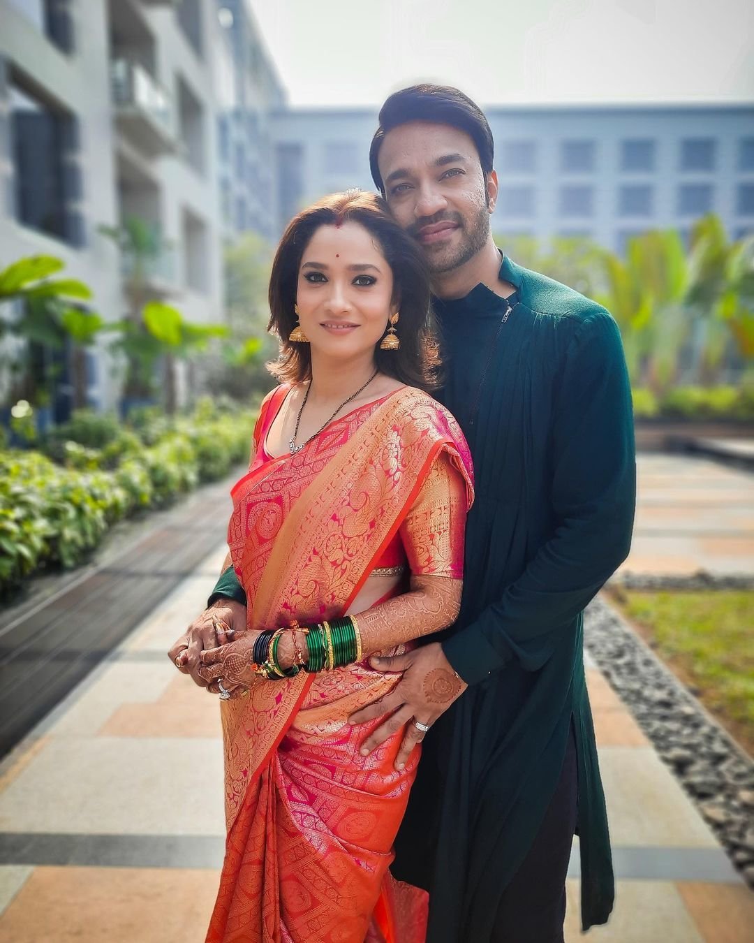 Top Couple Poses In Saree To Make Them Look Gorgeous-thanhphatduhoc.com.vn