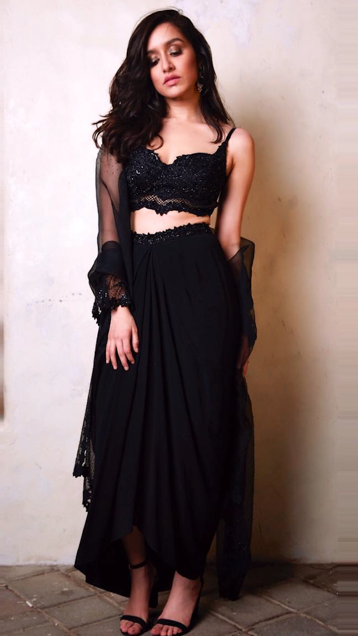 actress in black lehenga