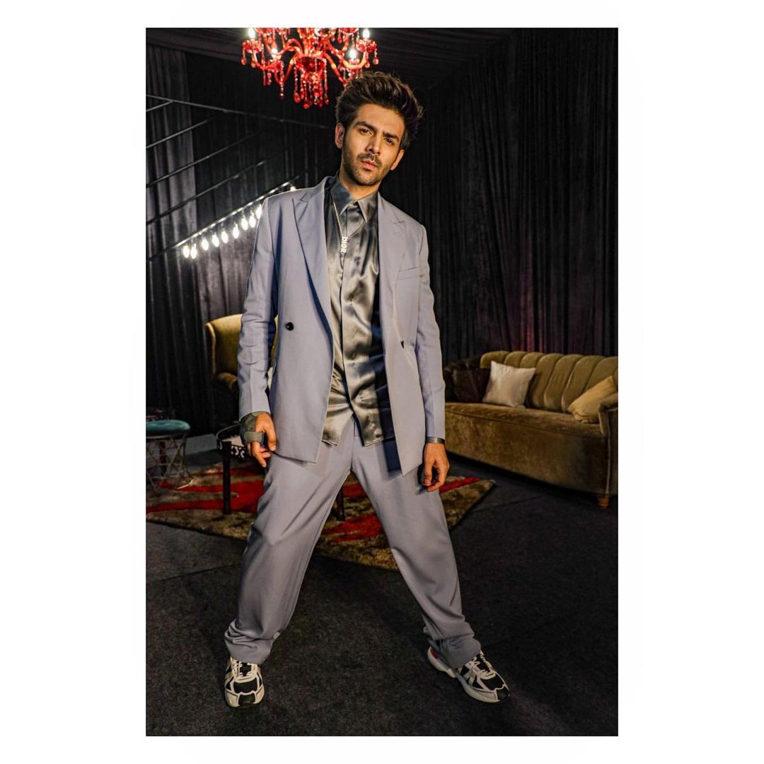 Tie-Dye Suits For Men: Bollywood actor Sidharth Malhotra's style guide