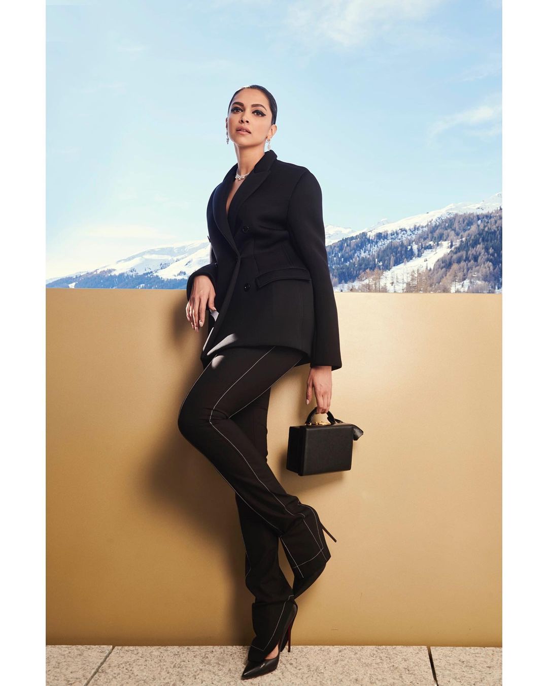 Deepika Closet on X: @DeepikaPadukone carrying Chanel Bag &