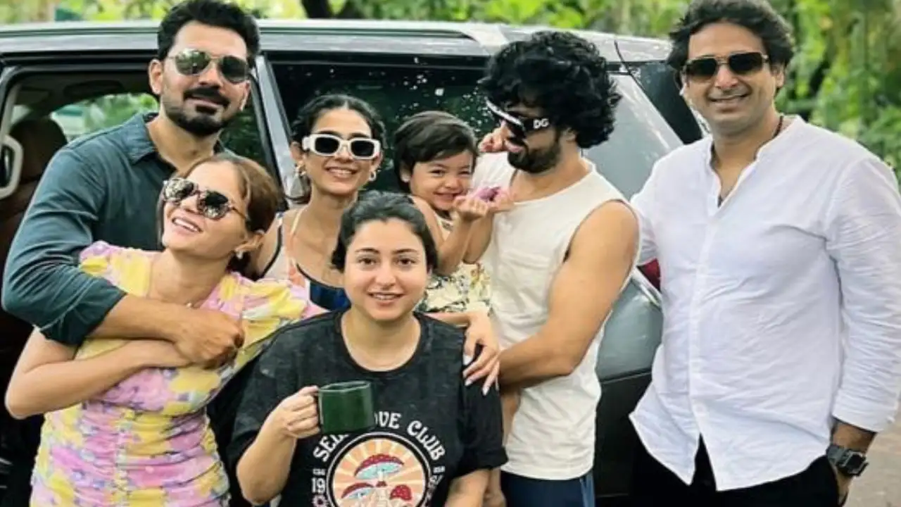 Rubina Dilaik, Abhinav Shukla drop PICS with Aakanksha Singh and other friends as they head for a road trip