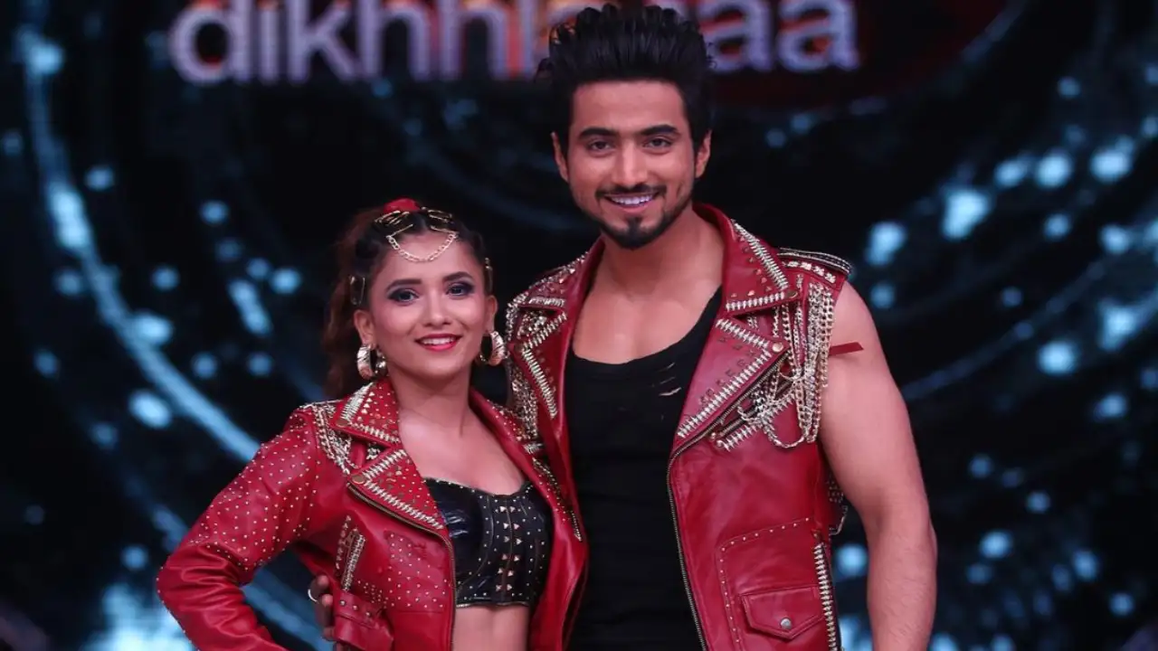 Jhalak Dikhhla Jaa 10: Mr Faisu, Niti Taylor and others hop on Kala Chashma trend during dance practice; Watch Jhalak Dikhhla Jaa 10: Mr Faisu, Niti Taylor and others hop on Kala Chashma trend during dance practice; Watch