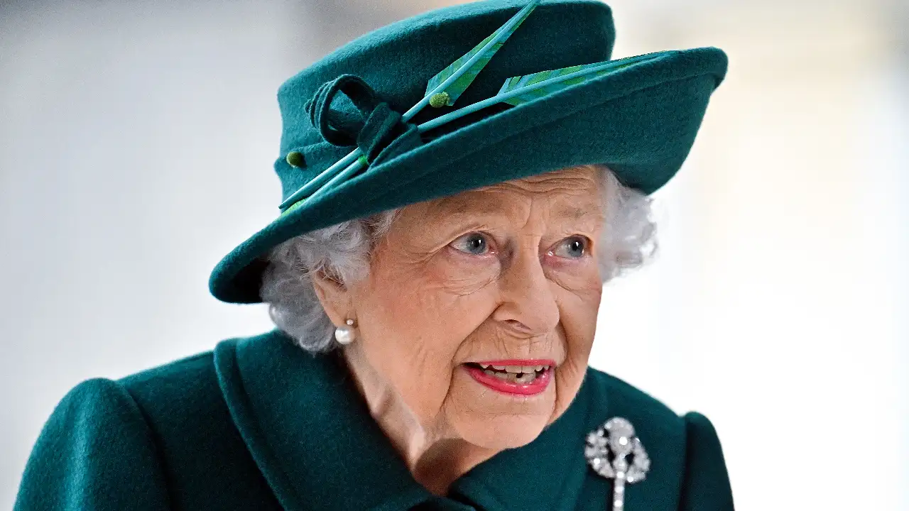 Queen Elizabeth receives final tribute from Buckingham Palace. Queen Elizabeth II