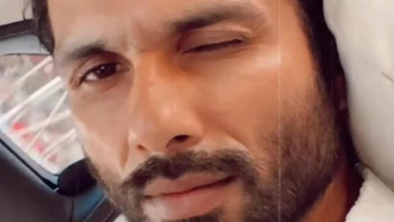 Shahid Kapoor takes off his shades and winks at his fans in new video; WATCH Shahid Kapoor