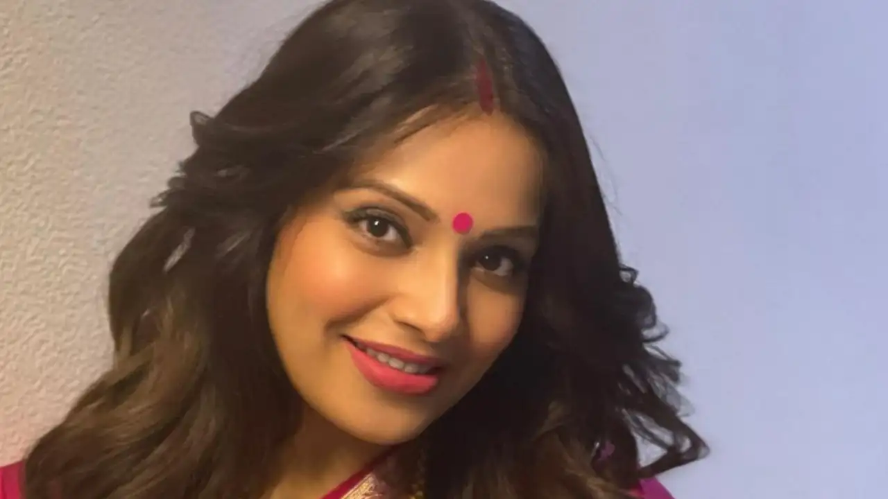 Mom-to-be Bipasha Basu relishes jalebis as she craves some sugar; VIDEO Bipasha Basu