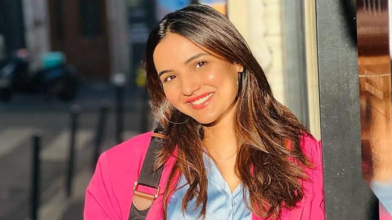 Jasmin Bhasin is sleepy on set and pushes herself to work; WATCH for motivation Jasmin Bhasin is sleepy on set and pushes herself to work; WATCH for motivation