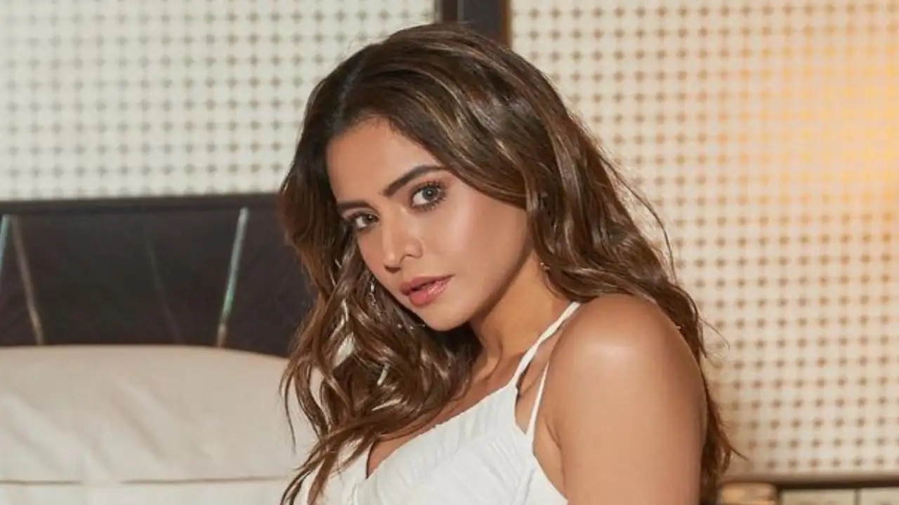 Aamna Sharif looks tempting hot in stunning co-ords in new PHOTOS from Maldives vacation Aamna Sharif looks tempting hot in stunning co-ords in new PHOTOS from Maldives vacation