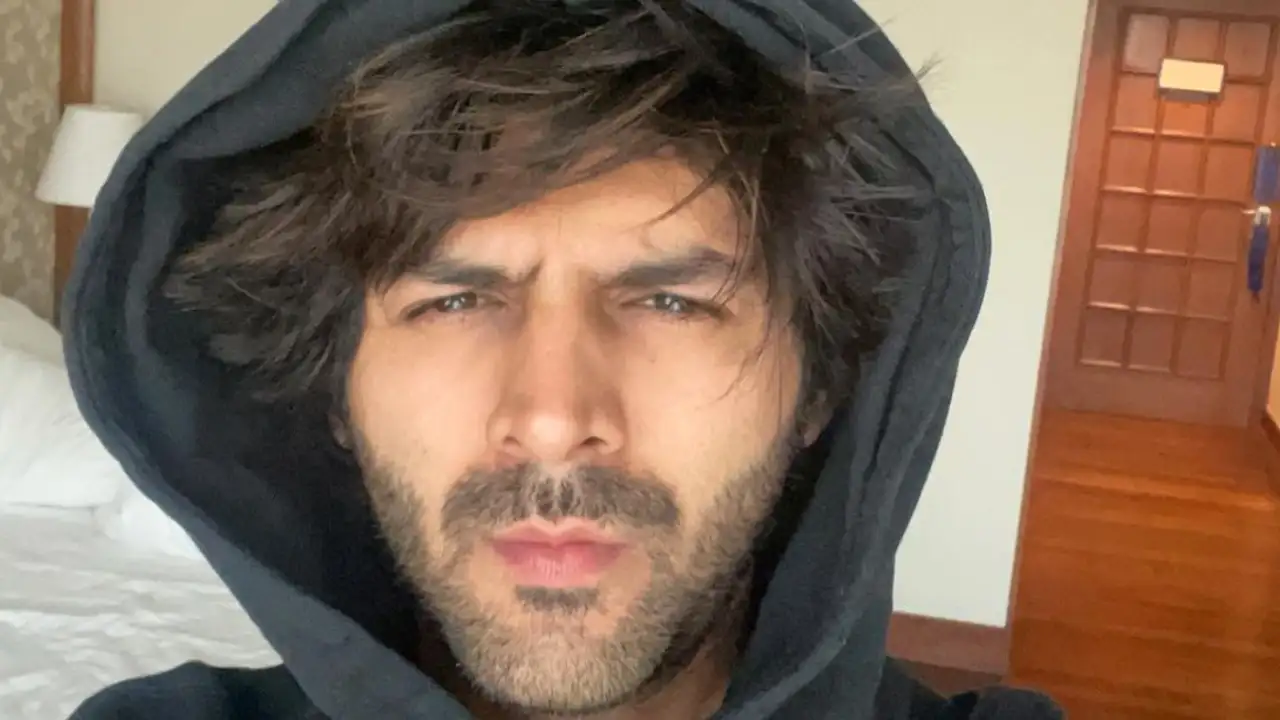 Kartik Aaryan called 'down to earth' for travelling in Economy class; Watch VIDEO
