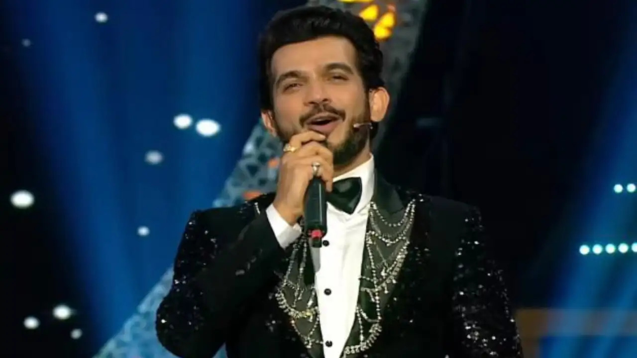Ravivaar with Star Parivaar Grand Finale: Arjun Bijlani sings a song and leaves everyone teary-eyed Pic Credit: Star Plus
