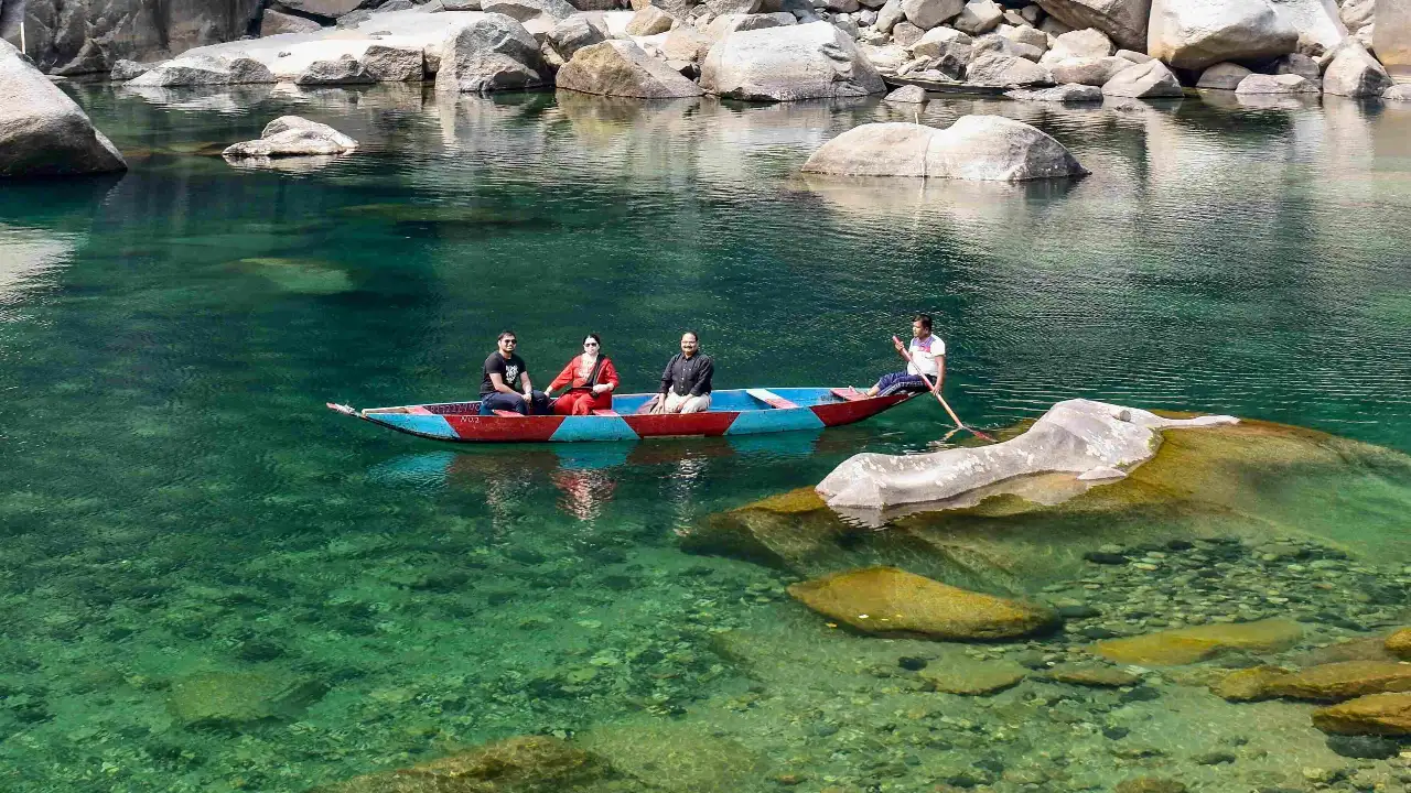India is blessed with scenic places that can aw-inspire anyone! The sparkling water cascading through the mountains or valleys surely makes way for a display that is quite soothing to all our senses.