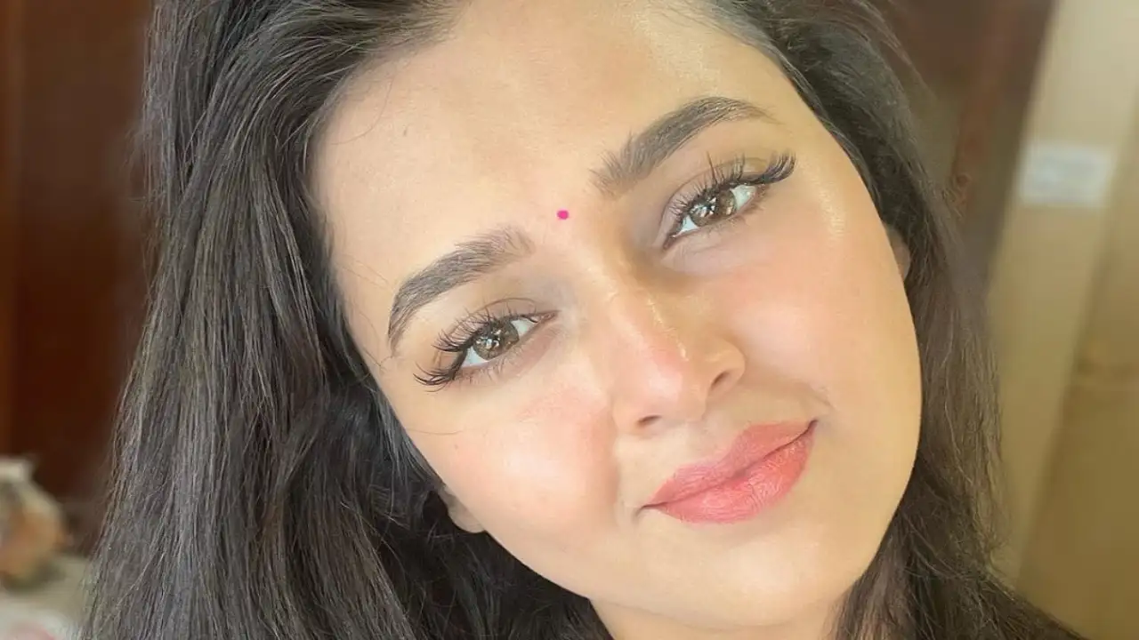 Tejasswi Prakash drops the teaser of her upcoming Marathi film Mann Kasturi Re; Karan Kundrra praises her Tejasswi Prakash drops the teaser of her upcoming Marathi film Mann Kasturi Re; Karan Kundrra praises her