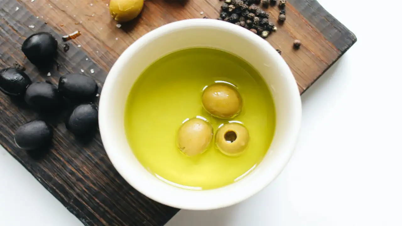 Top 7 benefits of olive oil for hair growth and ways to use it | PINKVILLA Top 7 benefits of olive oil for hair growth and ways to use it | PINKVILLA