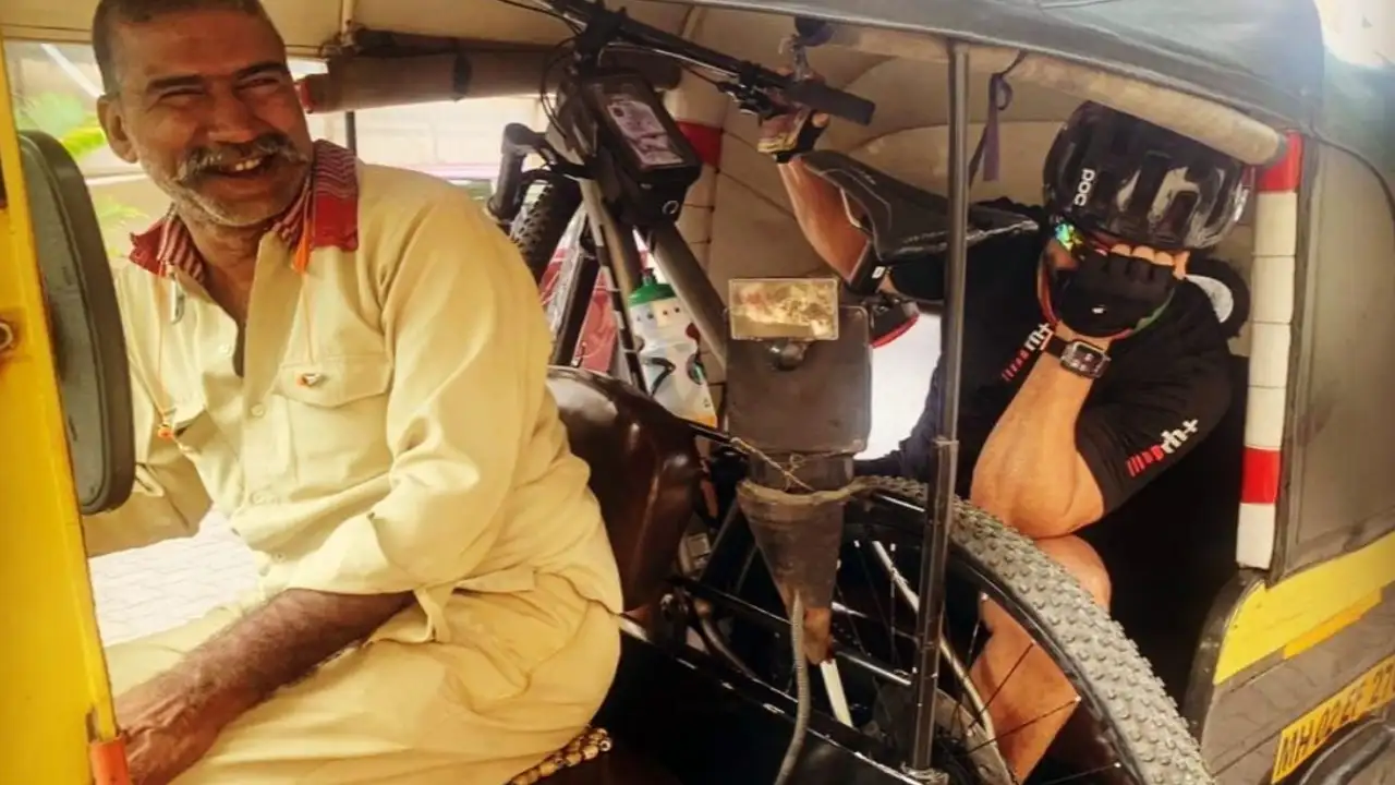 Farhan Akhtar's Sunday cycle ride was cut short; Here's why Farhan Akhtar's Sunday cycle ride was cut short; Here's why