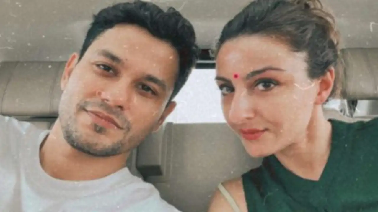 Soha Ali Khan and Kunal Kemmu pose for a picture-perfect selfie while stuck in Mumbai traffic; PIC 