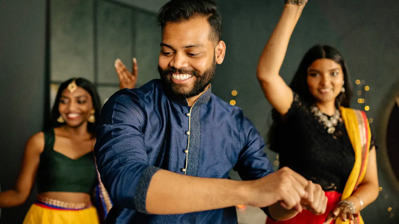 Have you bought your fancy and glimmery Dandiya outfits yet? So Delhites, brace your spirits and get your dandiya sticks ready to celebrate this Navratri