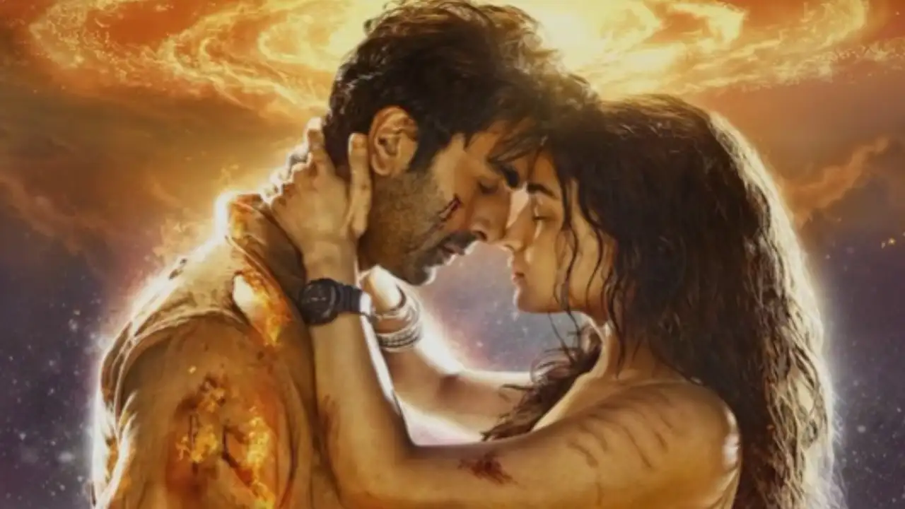 Alia Bhatt and Ranbir Kapoor posing in one of the posters of Brahmastra Alia Bhatt and Ranbir Kapoor posing in one of the posters of Brahmastra