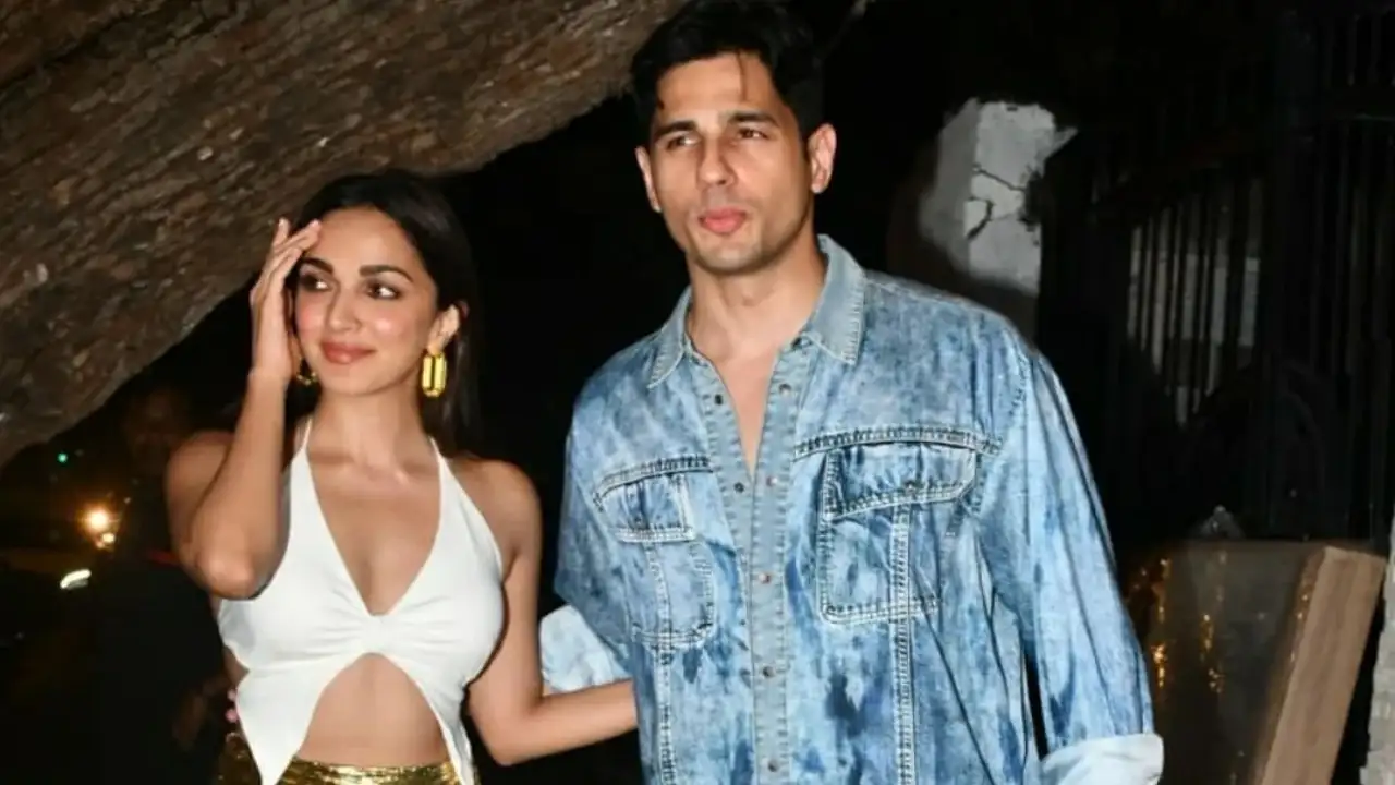 B-Town's heartthrobs Sidharth Malhotra, Kiara Advani get papped TOGETHER at Ashvini Yardi's birthday bash | PINKVILLA