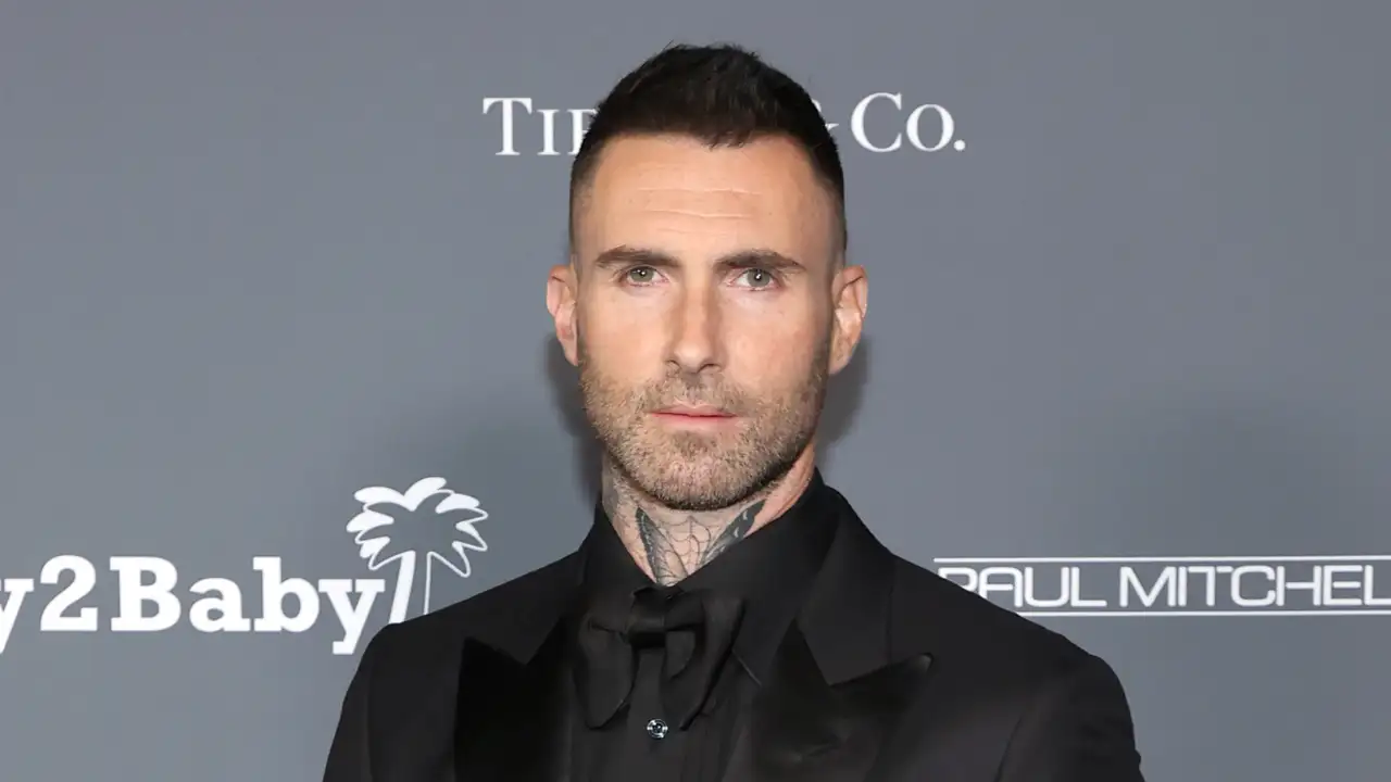 Adam Levine's cheating drama gets mentioned in SNL sketch. Adam Levine