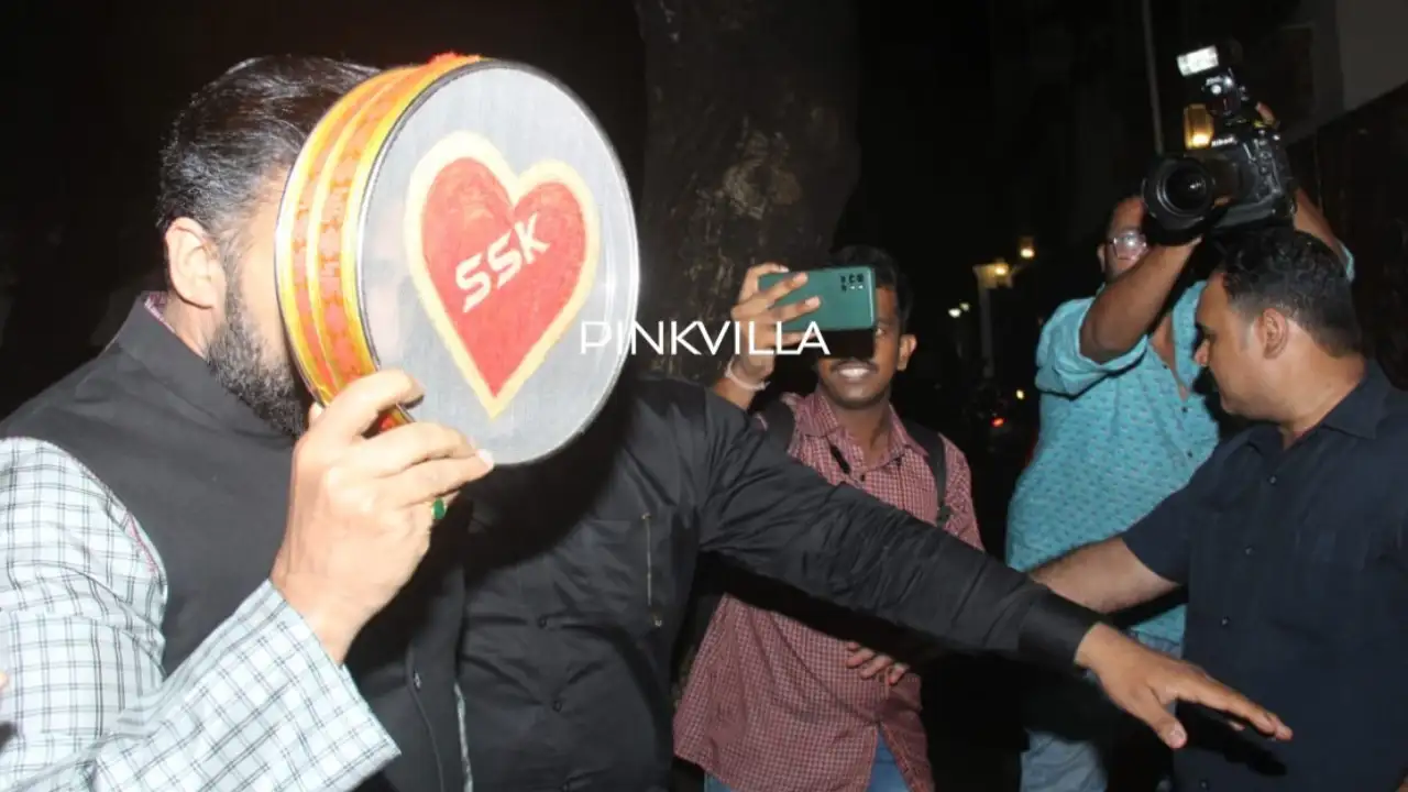 Raj Kundra hides his face again, this time with wife Shilpa Shetty's Karwa Chauth sieve Raj Kundra hides his face again, this time with wife Shilpa Shetty's Karwa Chauth sieve