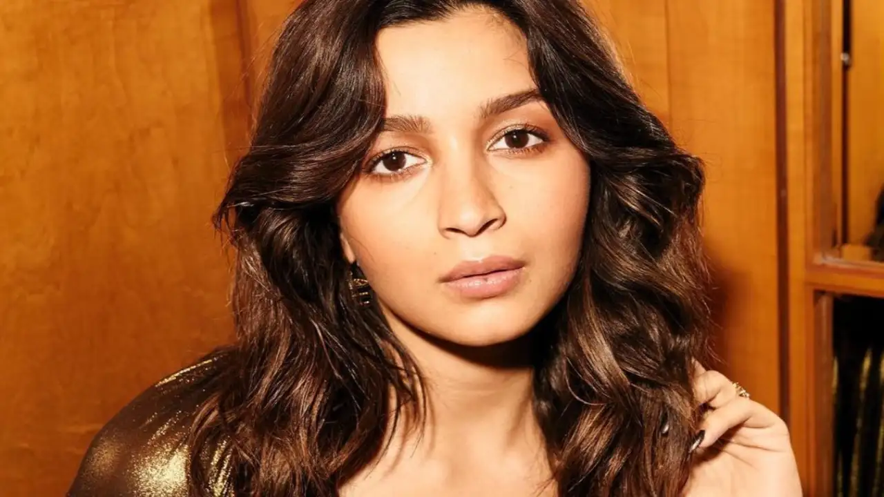 Mom-to-be Alia Bhatt gushes as her 'little one relentlessly kicks' during her acceptance speech Mom-to-be Alia Bhatt gushes as her 'little one relentlessly kicks' during her acceptance speech