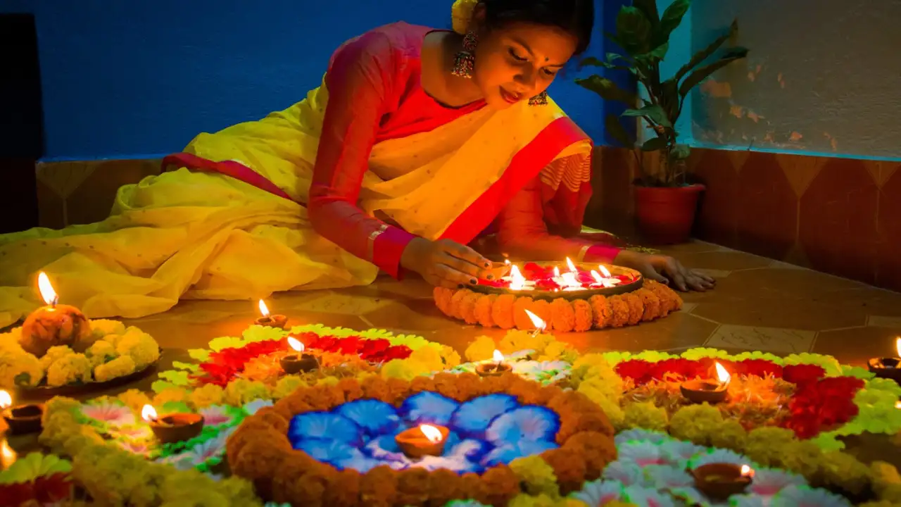 21 Best rangoli designs to welcome Goddess Lakshmi and decorate your homes and offices | PINKVILLA 21 Best rangoli designs to welcome Goddess Lakshmi and decorate your homes and offices | PINKVILLA