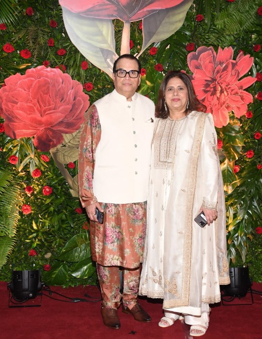 Yapımcı Ramesh Taurani ve eşi
