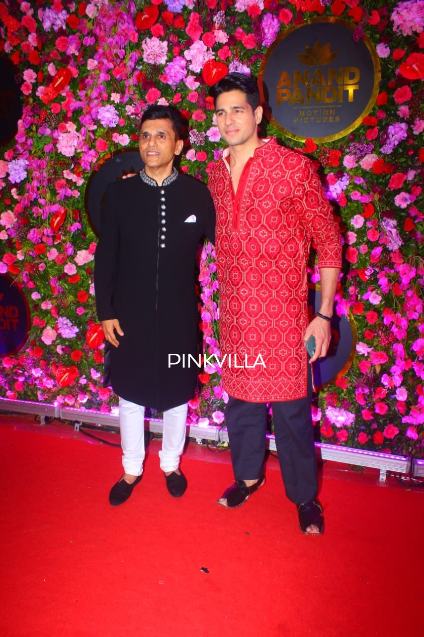 Yapımcı Anand Pandit ve aktör Sidharth Malhotra