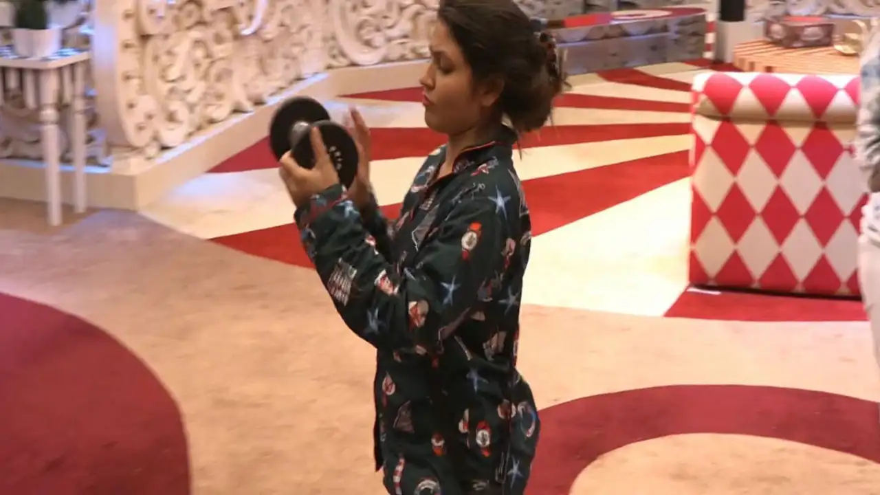Gori Nagori picks up a dumbbell to hit Archana Gautam (Image source: Voot) Gori nagori