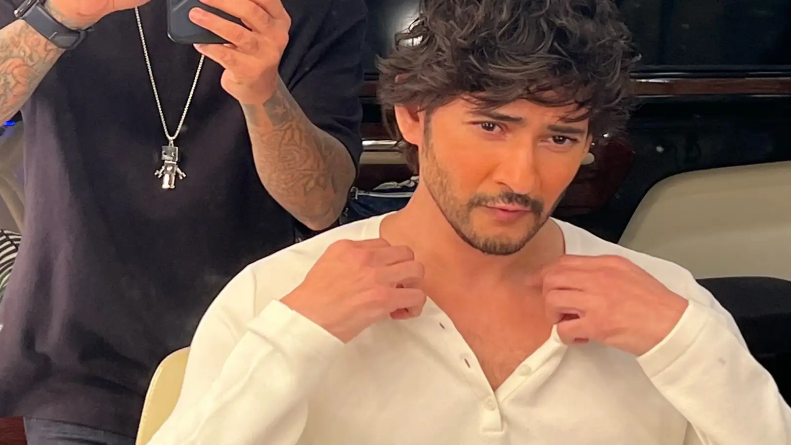 Mahesh Babu is a hot mess in stylish hairstyle and stubble in the latest makeover PIC | PINKVILLA Mahesh Babu is a hot mess in stylish hairstyle and stubble in the latest makeover PIC | PINKVILLA