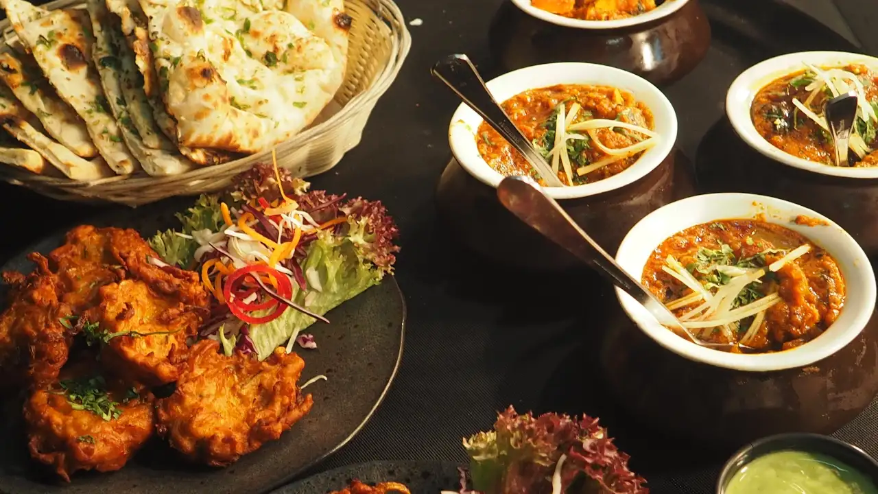With a plethora of Vegetarian and Non-vegetarian dishes, Amritsar has surely kept alive its tradition and culture. Read on to find out