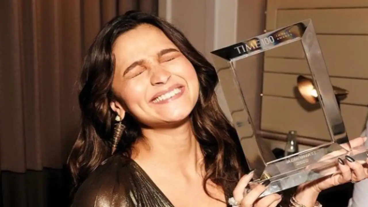 Alia Bhatt posing with award Alia Bhatt posing with award