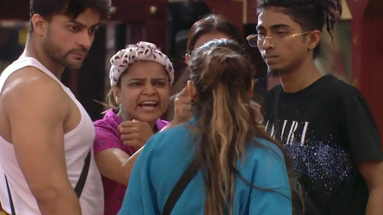 Archana Gautam throws water at Gori Nagori (Colors Tv) Archana Gautam, Gori Nagori