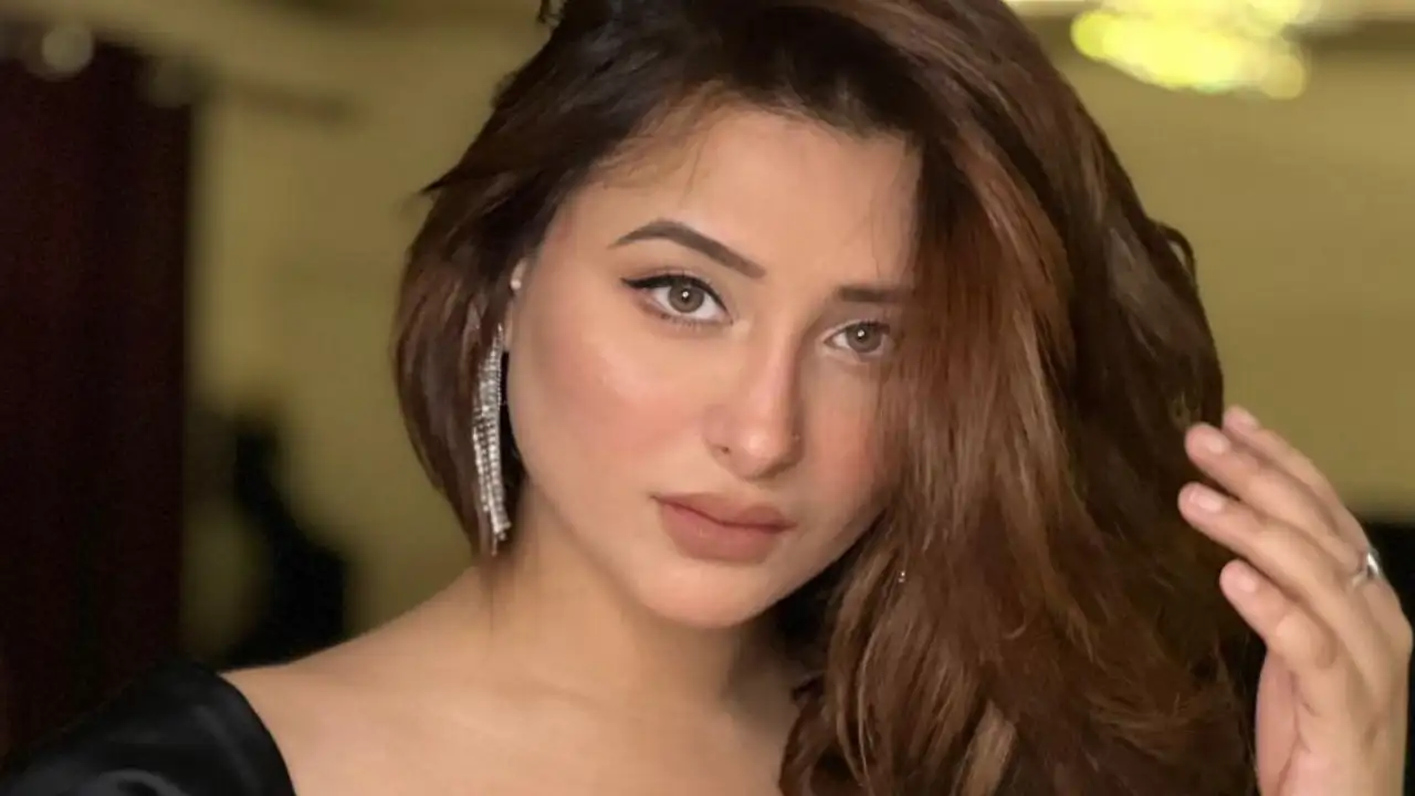 Mahira Sharma gets ‘P’ drawn in her mehndi on Karwa Chauth Mahira Sharma gets ‘P’ drawn in her mehndi on Karwa Chauth