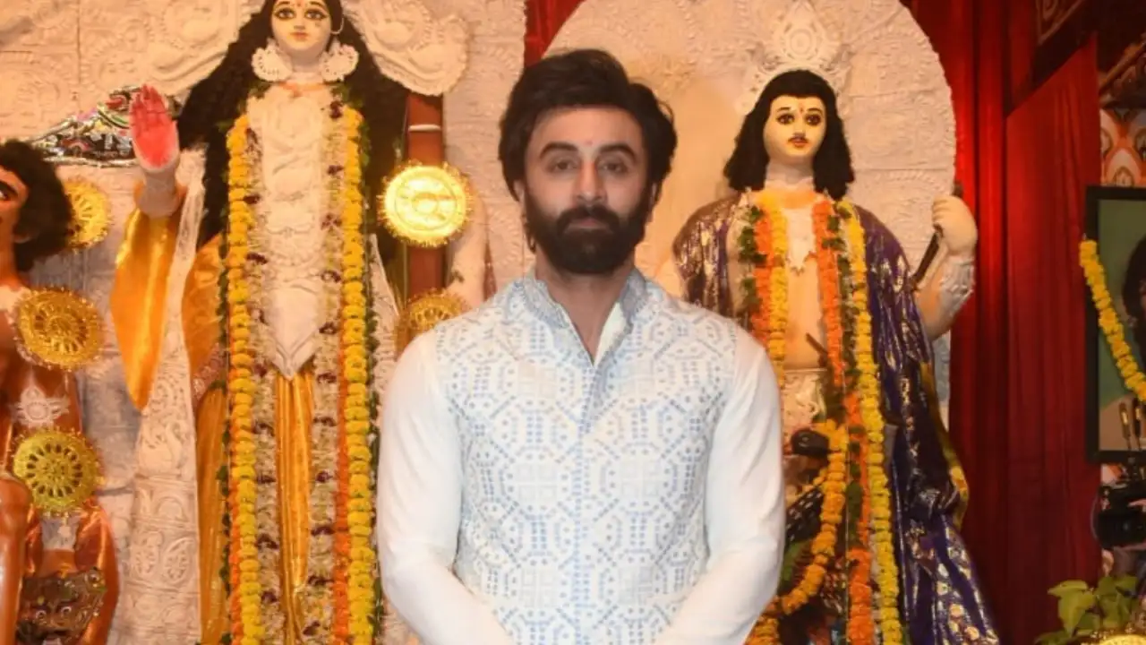 Brahmastra’s Ranbir Kapoor, Ayan Mukerji and Mouni Roy seek blessings of Maa Durga on Ashtami; PICS Brahmastra’s Ranbir Kapoor, Ayan Mukerji and Mouni Roy seek blessings of Maa Durga on Ashtami; PICS