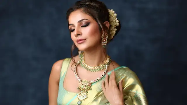 Shehnaaz Gill's aqua green Kanjivaram saree and gajra is your perfect pick for Diwali 2022; PICS | PINKVILLA Shehnaaz Gill's aqua green Kanjivaram saree and gajra is your perfect pick for Diwali 2022; PICS | PINKVILLA