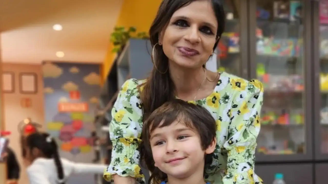 Saba posing with Taimur Saba posing with Taimur