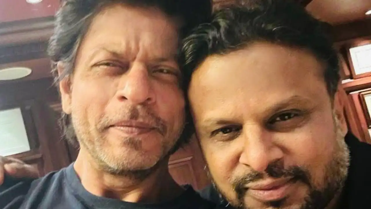 Shah Rukh Khan clicks a selfie