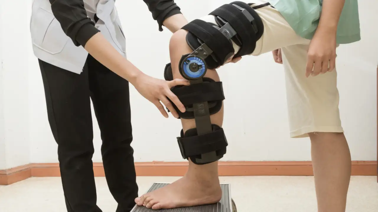 A woman helping in the fitting of one of the Best Knee Braces for MCL And Knee Pain Relief A woman helping in the fitting of one of the Best Knee Braces for MCL And Knee Pain Relief