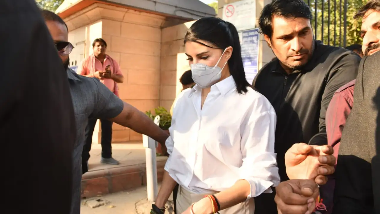 Jacqueline Fernandez spotted on the court premises. Pic credit: APH Images Jacqueline Fernandez spotted on the court premises.