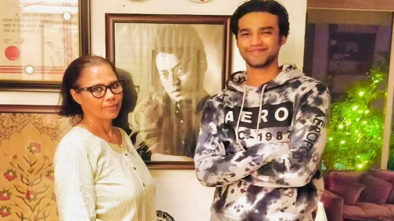 Babil Khan and Sutapa Sikdar pose with Irrfan's portrait