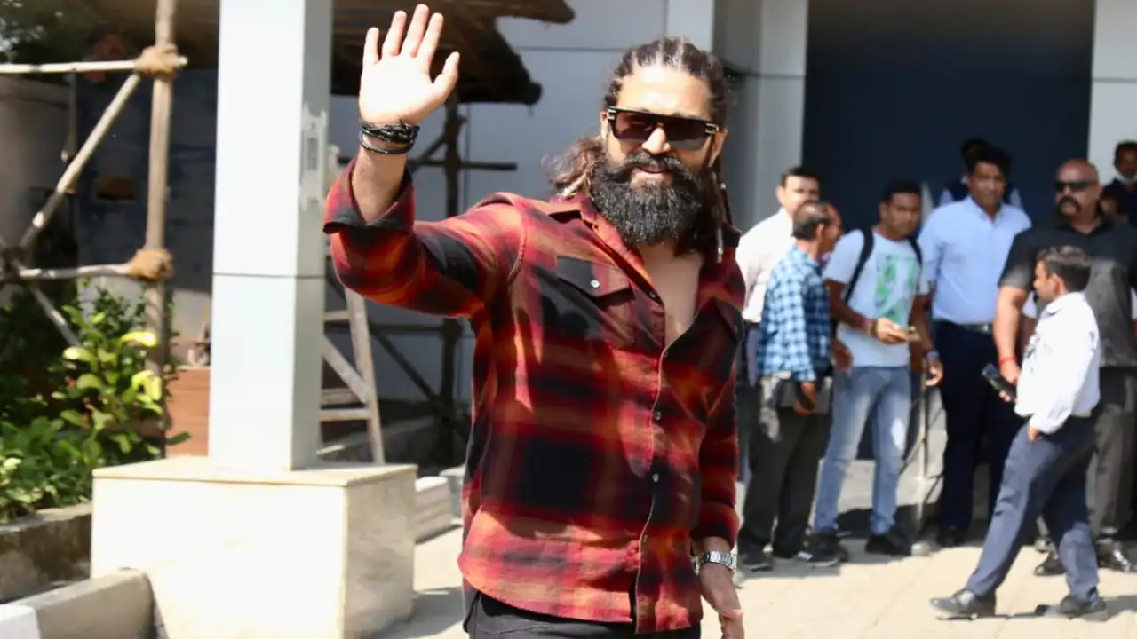 Yash flaunts his dreadlocks and beard avatar as he gets clicked at Mumbai airport; Watch | PINKVILLA Yash flaunts his dreadlocks and beard avatar as he gets clicked at Mumbai airport; Watch | PINKVILLA