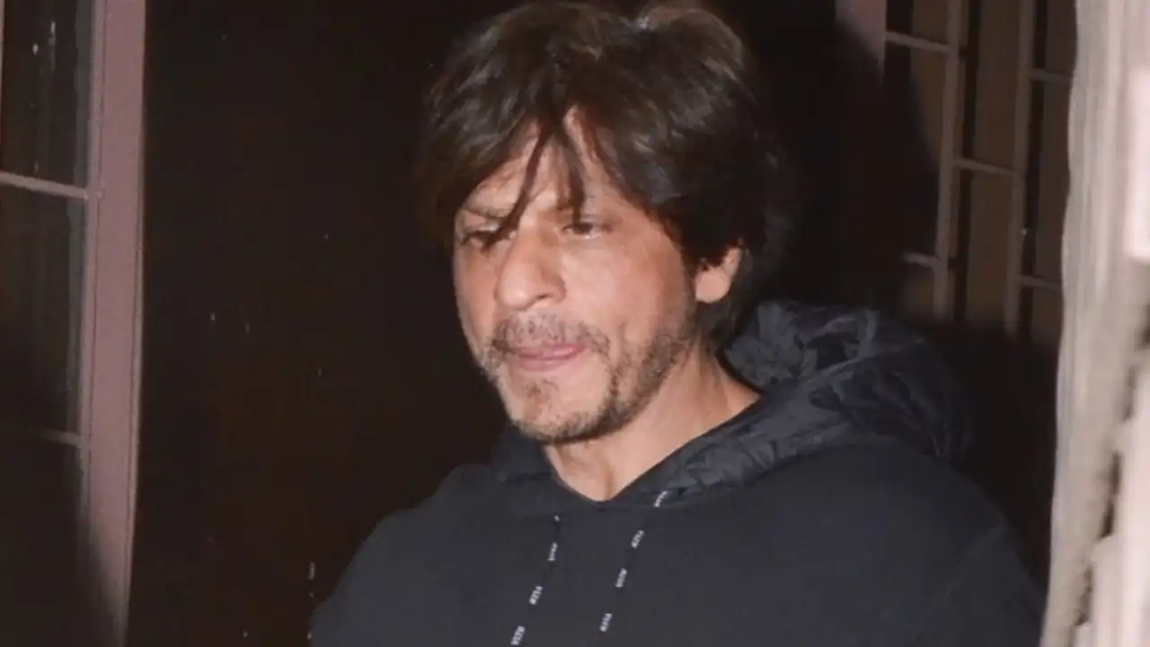 Shah Rukh Khan stopped by customs officials at Mumbai airport; Find out why