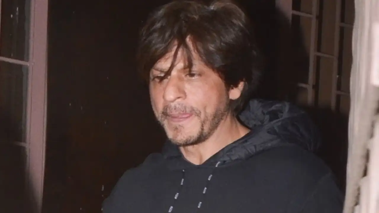 Shah Rukh Khan stopped by customs officials at Mumbai airport; Find out why Shah Rukh Khan stopped by customs officials at Mumbai airport; Find out why