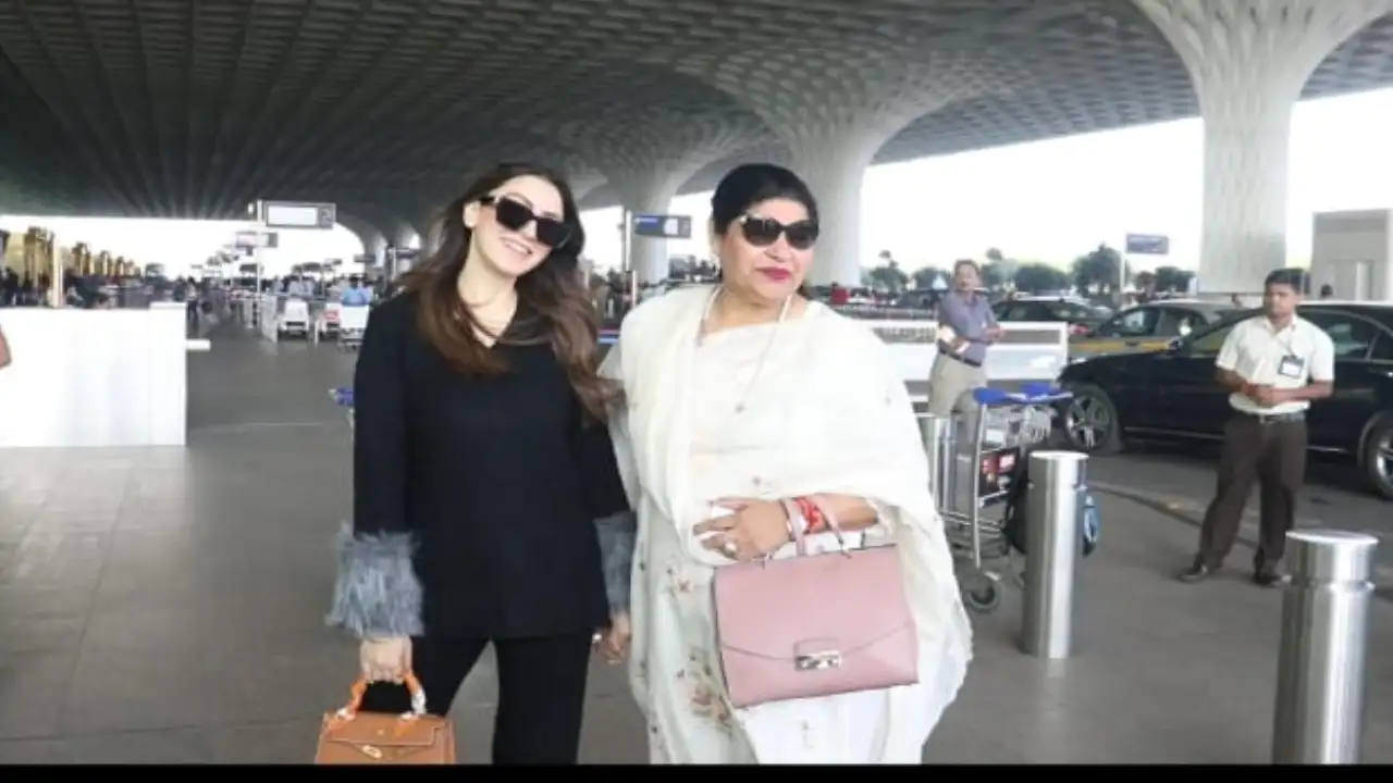 Hansika Motwani clicked with her mom at airport; WATCH