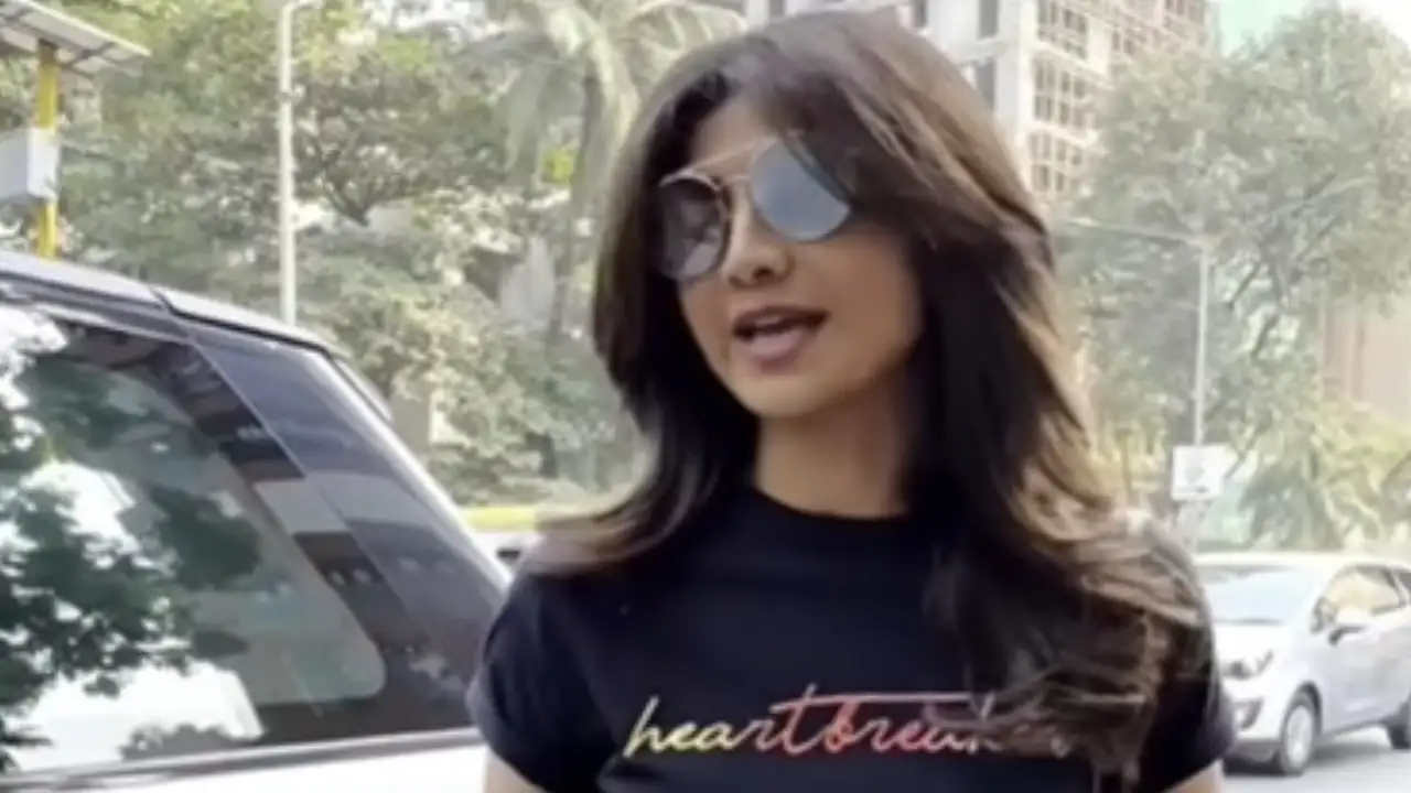 Shilpa Shetty irritated with paps: Muh me ghuskar photo loge kya? WATCH Shilpa Shetty irritated with paps: Muh me ghuskar photo loge kya? WATCH