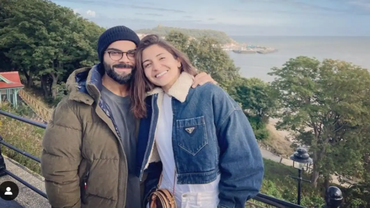 Anushka Sharma posing with Virat Kohli Anushka Sharma posing with Virat Kohli