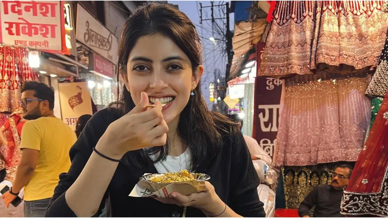 Navya Naveli Nanda gorges on chaat in Bhopal, gets a haircut; Fans laud her ‘simplicity’- PICS Navya Naveli Nanda gorges on chaat in Bhopal, gets a haircut; Fans laud her ‘simplicity’- PICS