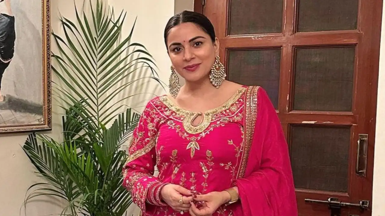 Shraddha Arya gets draped in 'grace and glamour' as she attends Dheeraj Dhoopar's party Shraddha Arya gets draped in 'grace and glamour' as she attends Dheeraj Dhoopar's party