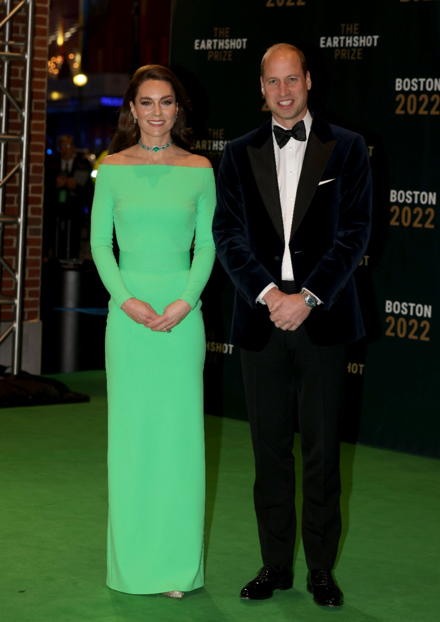 Kate Middleton, Solace London imzalı kiralık parlak yeşil omuzları açık bir elbise ve kraliyet tasması ile eşleştirilmiş